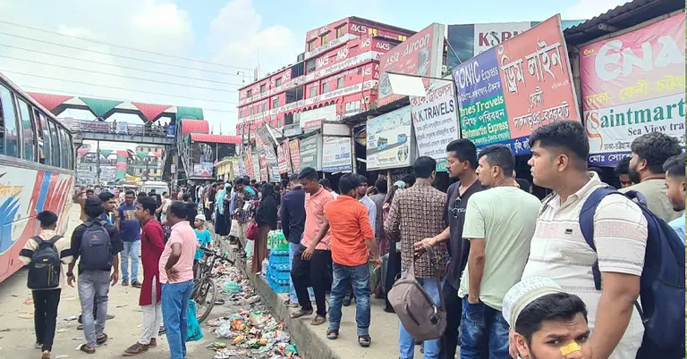 মহাসড়কে বেড়েছে যাত্রী  ও পরিবহনের চাপ